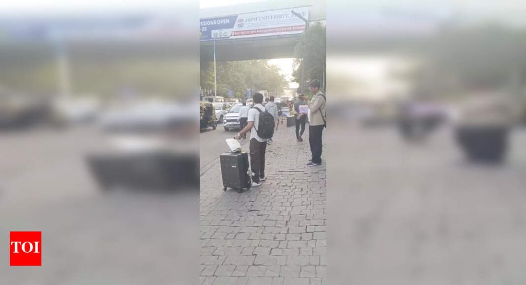 अधिकृत औदासिन्या दरम्यान विमानतळावर अडकलेल्या फ्लायर्सला एक दिवसीय कॅब स्ट्राइक पाने