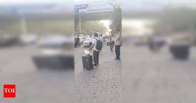 अधिकृत औदासिन्या दरम्यान विमानतळावर अडकलेल्या फ्लायर्सला एक दिवसीय कॅब स्ट्राइक पाने