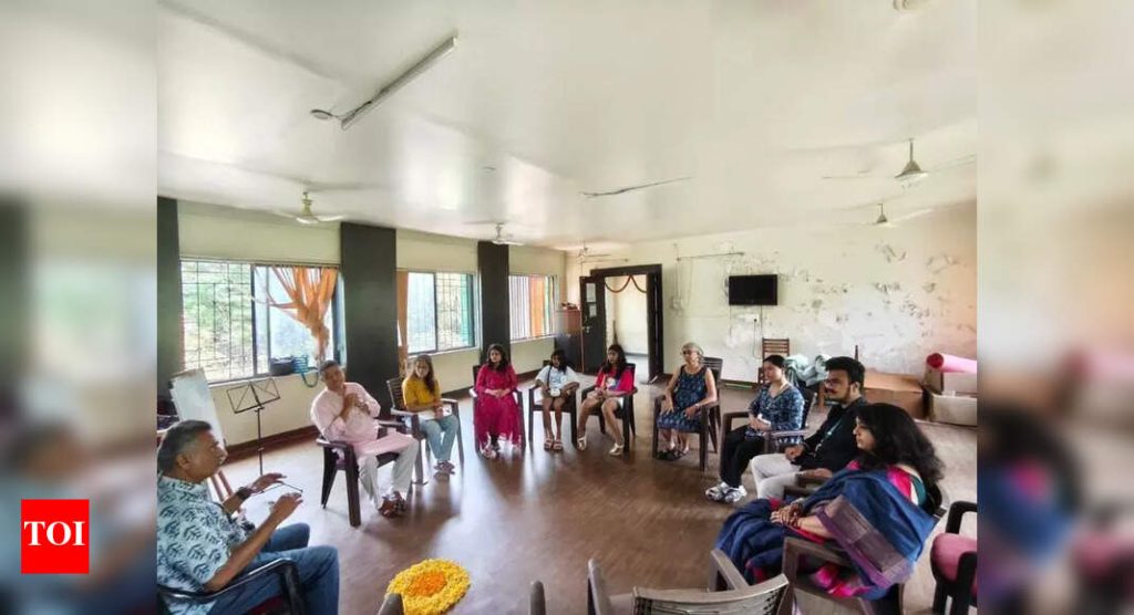 पुणे रहिवासी ओपन माइक इव्हेंटद्वारे हवामान बदलाचा मानसिक आरोग्याचा प्रभाव एक्सप्लोर करतात