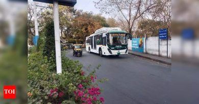 प्रवाशांनी फुगवाडी मेट्रो स्टेशन वरून निलंबित फीडर बस सेवा पुन्हा सुरू करण्याची मागणी केली