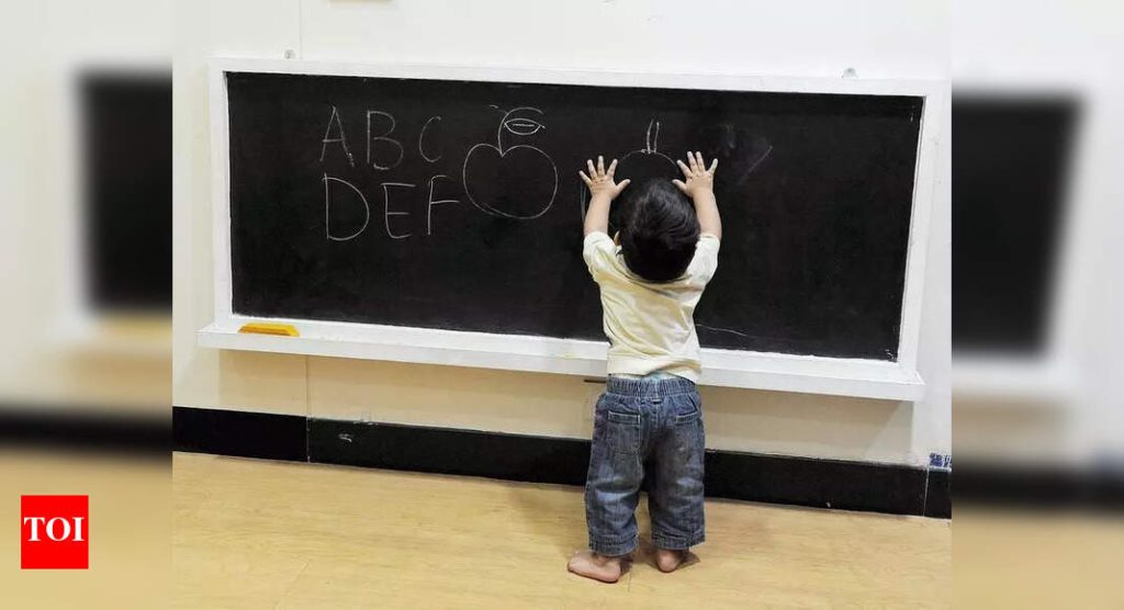 38 ॲप्स अध्यापनाच्या वेळेत जातात, महाराष्ट्र सरकारी शाळेतील शिक्षकांना अहवाल आणि रेकॉर्डमध्ये व्यस्त ठेवतात