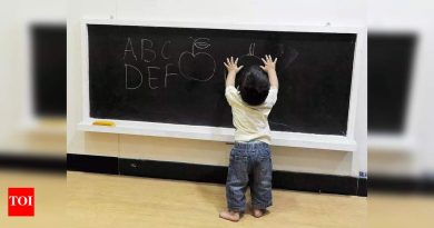 38 ॲप्स अध्यापनाच्या वेळेत जातात, महाराष्ट्र सरकारी शाळेतील शिक्षकांना अहवाल आणि रेकॉर्डमध्ये व्यस्त ठेवतात