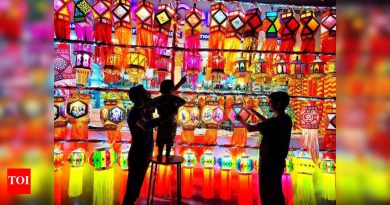 तेलाच्या आंघोळीपासून ते पत्ते खेळापर्यंत, पुणे आपल्या अनेक परंपरेनुसार दिवाळी साजरी करते