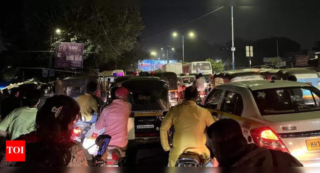 बिघडलेल्या वाहतुकीच्या गर्दीत, त्रासलेल्या प्रवाशांचे म्हणणे आहे की ऑटो आणि कॅब चालकांकडून पळून जाण्याचे प्रमाण शिगेला पोहोचले आहे