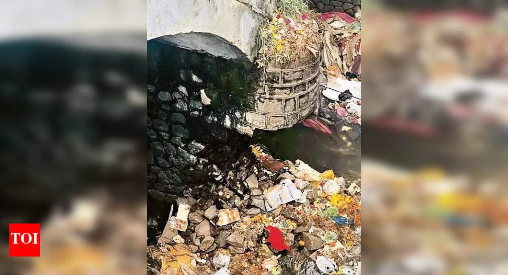 हडपसरमधील जीर्ण पूल अनेक महिन्यांपासून दुरुस्तीच्या प्रतीक्षेत, धोकादायक मार्गावरून वाहतूक सुरूच