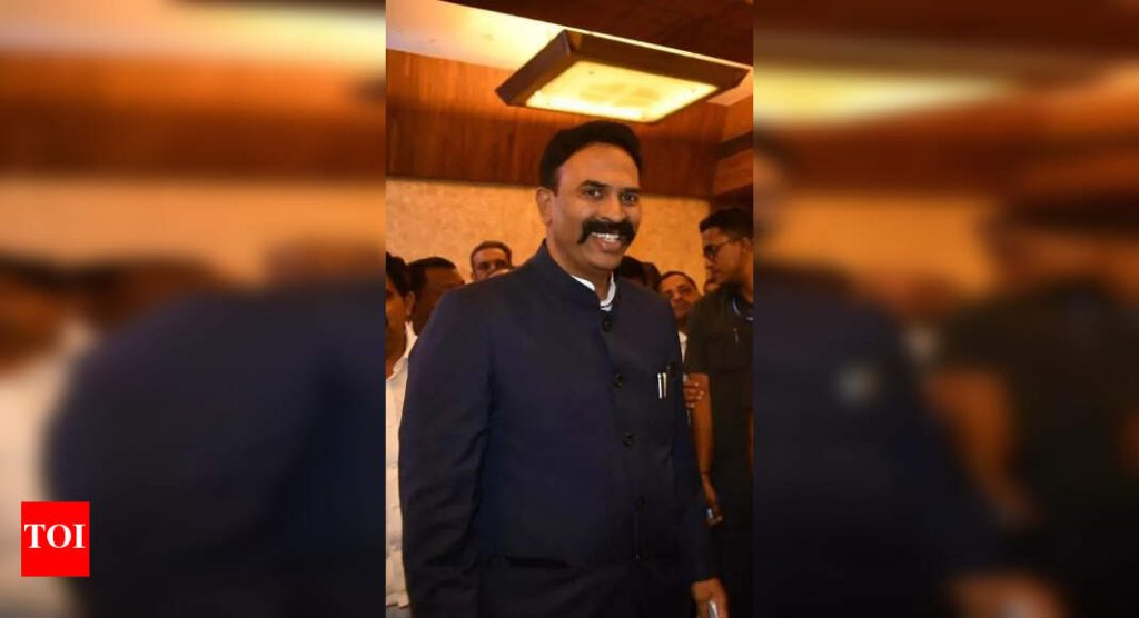 माजी खासदाराला मुख्यमंत्र्यांनी क्लीन चिट दिल्यानंतर सेनेने (UBT) डॉक्टर आत्महत्येची चौकशी करण्याची मागणी केली आहे