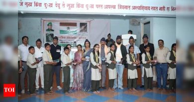 शाळकरी मुलांसाठी प्लास्टिक गुंडाळलेल्या जेवणाविरुद्ध पुण्यातील शेतकऱ्याचा लढा