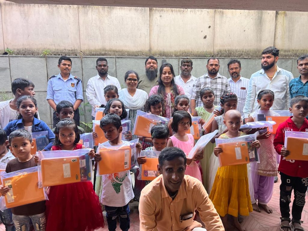 लष्कर-ए-भिमा आणि युगपरिवर्तन सोशल फाउंडेशनतर्फे झोपडपट्टीतील मुलांना दिवाळी साहित्य व फटाके वाटप