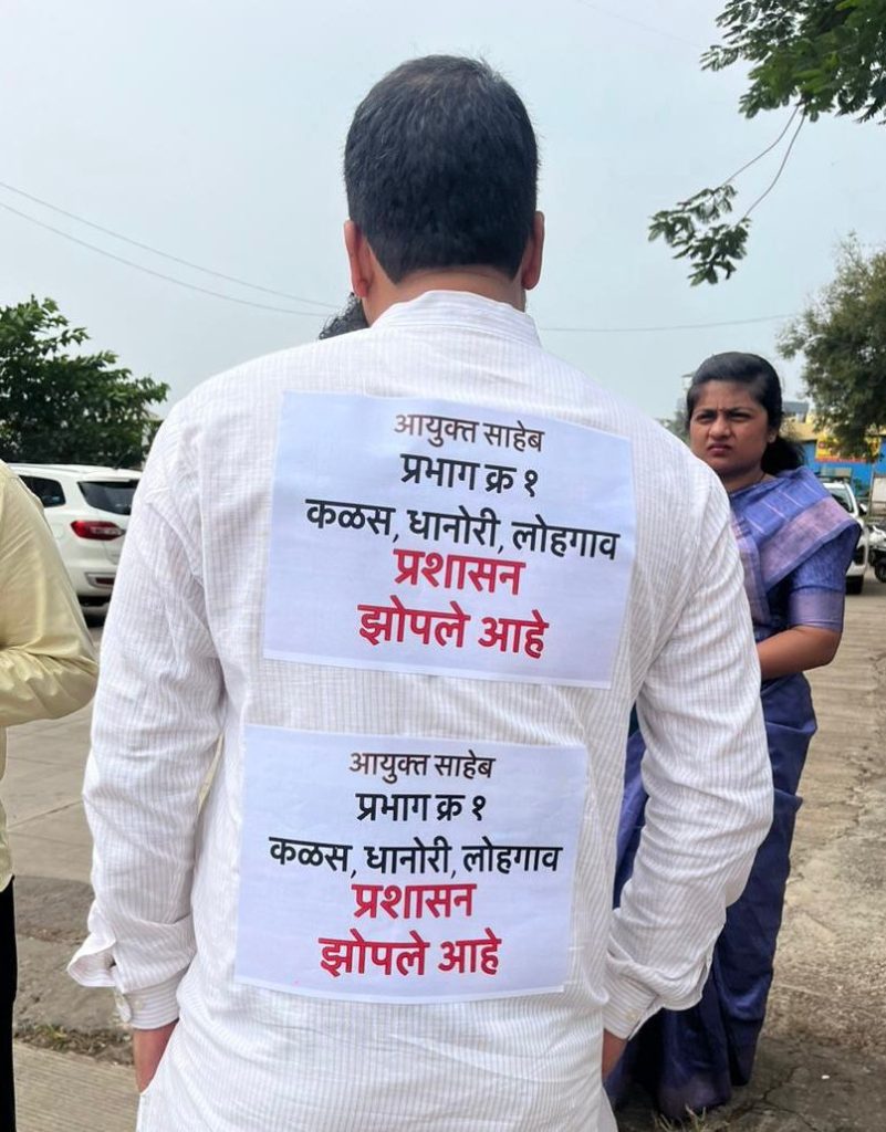 पुणे मनपा आयुक्तांच्या गाडीसमोर लोटांगण; कळस-धानोरी-लोहगाव भागातील प्रलंबित प्रश्नांकडे प्रशासनाचे दुर्लक्ष