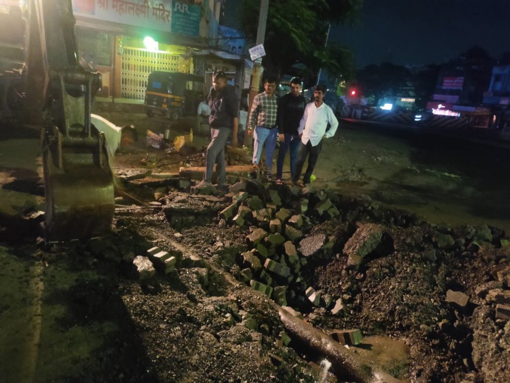 विश्रांतवाडीतील मुकुंदराव आंबेडकर चौकात पाणीपुरवठा पाईपलाइन दुरुस्ती व रस्ता डांबरीकरण