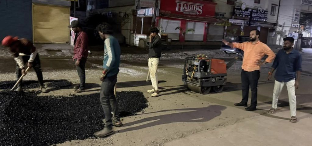 रात्री उशिरा प्रभाग क्र. १ मधील रस्त्याची दुरुस्ती; धनंजयभाऊ जाधव फाऊंडेशनचा पाठपुरावा यशस्वी