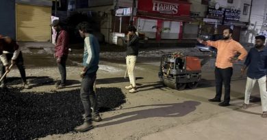 रात्री उशिरा प्रभाग क्र. १ मधील रस्त्याची दुरुस्ती; धनंजयभाऊ जाधव फाऊंडेशनचा पाठपुरावा यशस्वी