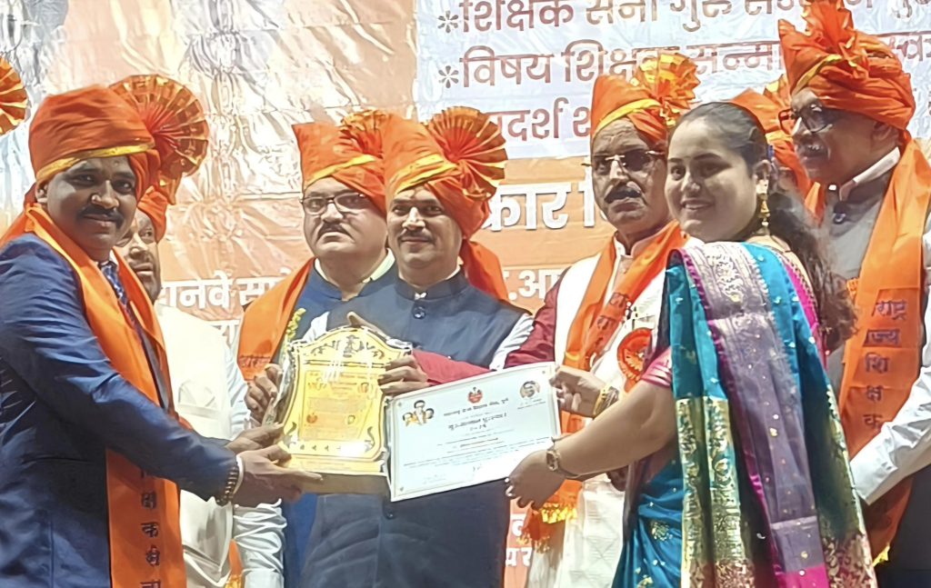 प्रा. डॉ. सुनिल कांबळे यांना आदर्श शिक्षक पुरस्कार*