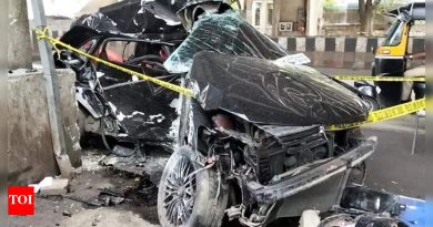 पुणे मेट्रोच्या बंड गार्डन स्टेशनच्या खांबावर भरधाव कार आदळून 3 जणांचा मृत्यू झाला