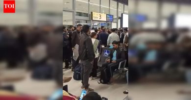 दिल्लीहून जाणाऱ्या इंडिगोच्या विमानाला तीन तास उशीर झाल्याने पुण्यातील १०० हून अधिक प्रवासी निराश