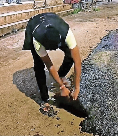 निकृष्ट डांबरीकरणावर आयुक्तांची कठोर कारवाई