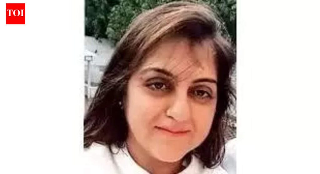 शीतल तेजवानी यांच्या कोरेगाव पार्क, पिंपरी चिंचवड येथील घरांची पोलिसांनी झडती घेतली.