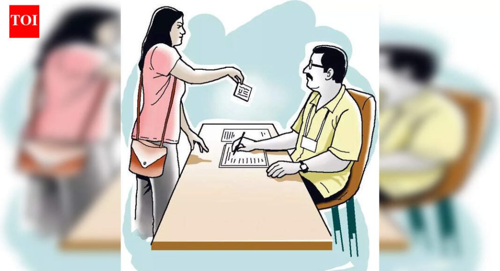 मतदान केंद्रावरील शेवटच्या तासांच्या गर्दीचे व्यवस्थापन करण्यासाठी निवडणूक अधिकारी टोकन प्रणाली सुरू करतात