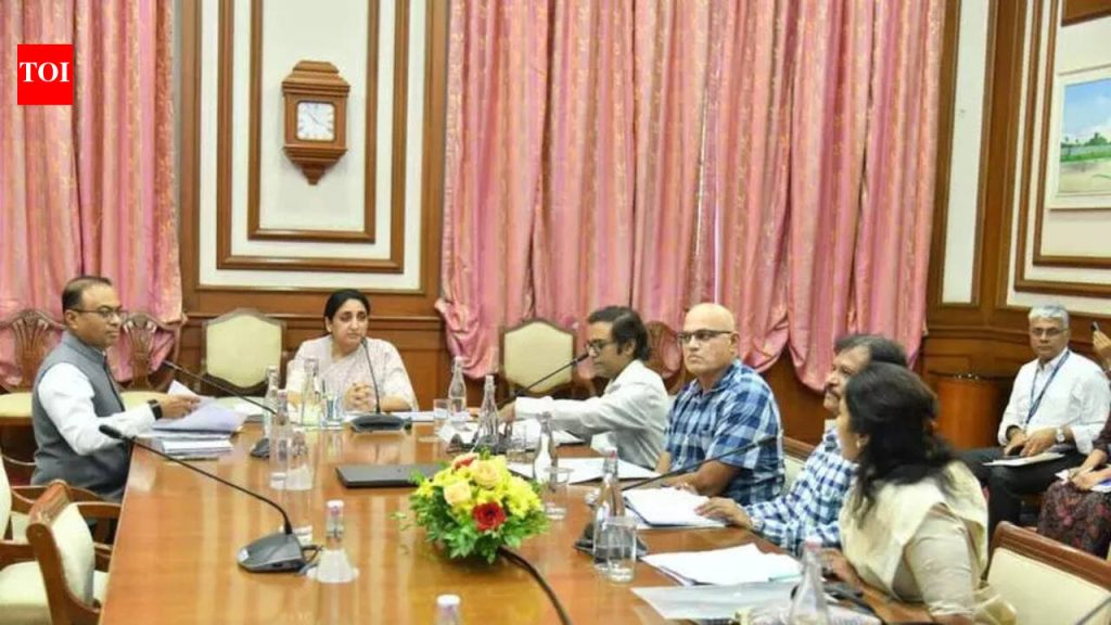 अजित पवार यांच्या निधनानंतर ७५ शैक्षणिक संस्थांना देण्यात आलेल्या अल्पसंख्याक प्रमाणपत्रांना मुख्यमंत्री देवेंद्र फडणवीस यांनी स्थगिती दिली, चौकशीचे आदेश; उपमुख्यमंत्री सुनेत्रा पवार यांनी दोषींवर कडक कारवाईचे निर्देश दिले आहेत