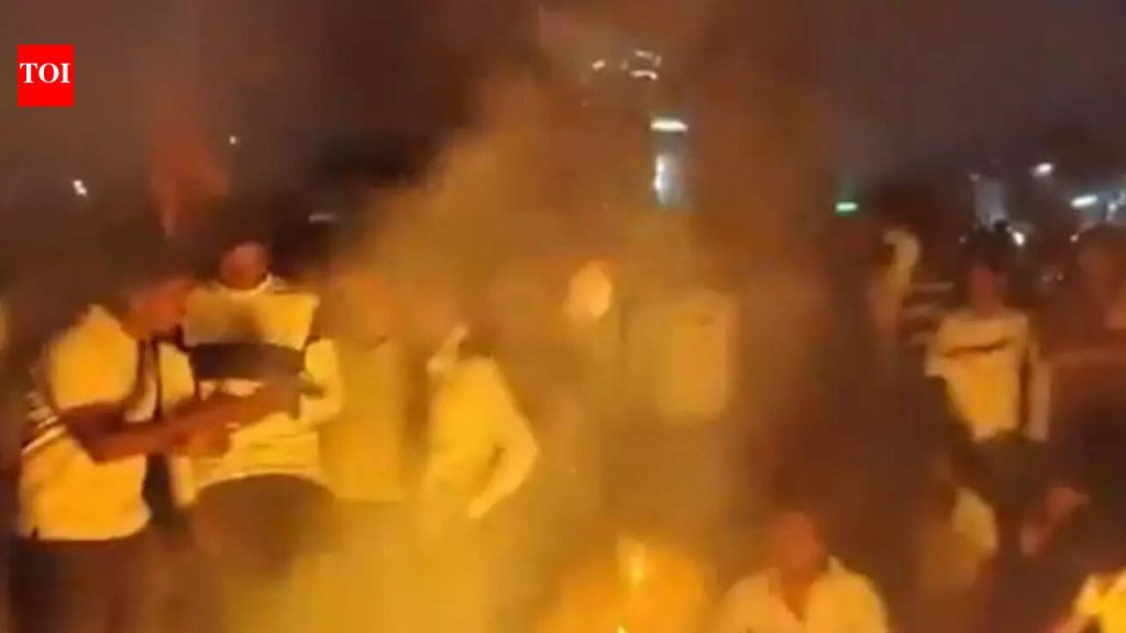 ‘डोळ्यात लाल चटणी टाकली’ : पुण्यात 21 वर्षीय महिलेचे कुटुंबासमोरच अपहरण; प्रचंड आंदोलने उफाळून येतात