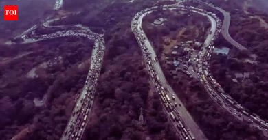 ‘FASTag खात्यांमध्ये जमा केले जाईल’: 32 तासांच्या मुंबई-पुणे एक्स्प्रेसवेवरील खड्ड्यांमुळे 1.2 लाख प्रवाशांना 5.2 कोटी रुपये टोल रिफंड मिळणार आहेत.