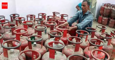 LPG टंचाईमुळे महाराष्ट्रात मध्यान्ह भोजन योजनेअंतर्गत खिचडी धोक्यात आली आहे
