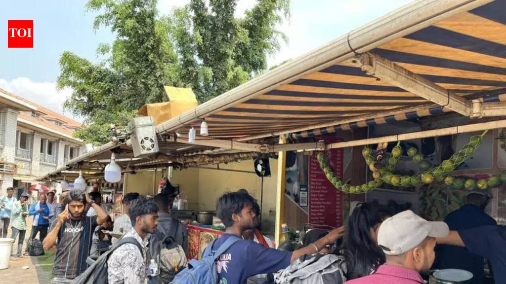 पुणे रेल्वे स्थानकावरील खाद्यपदार्थांची दुकाने एलपीजीच्या टंचाईमध्ये तरंगत राहण्यासाठी धडपडत आहेत