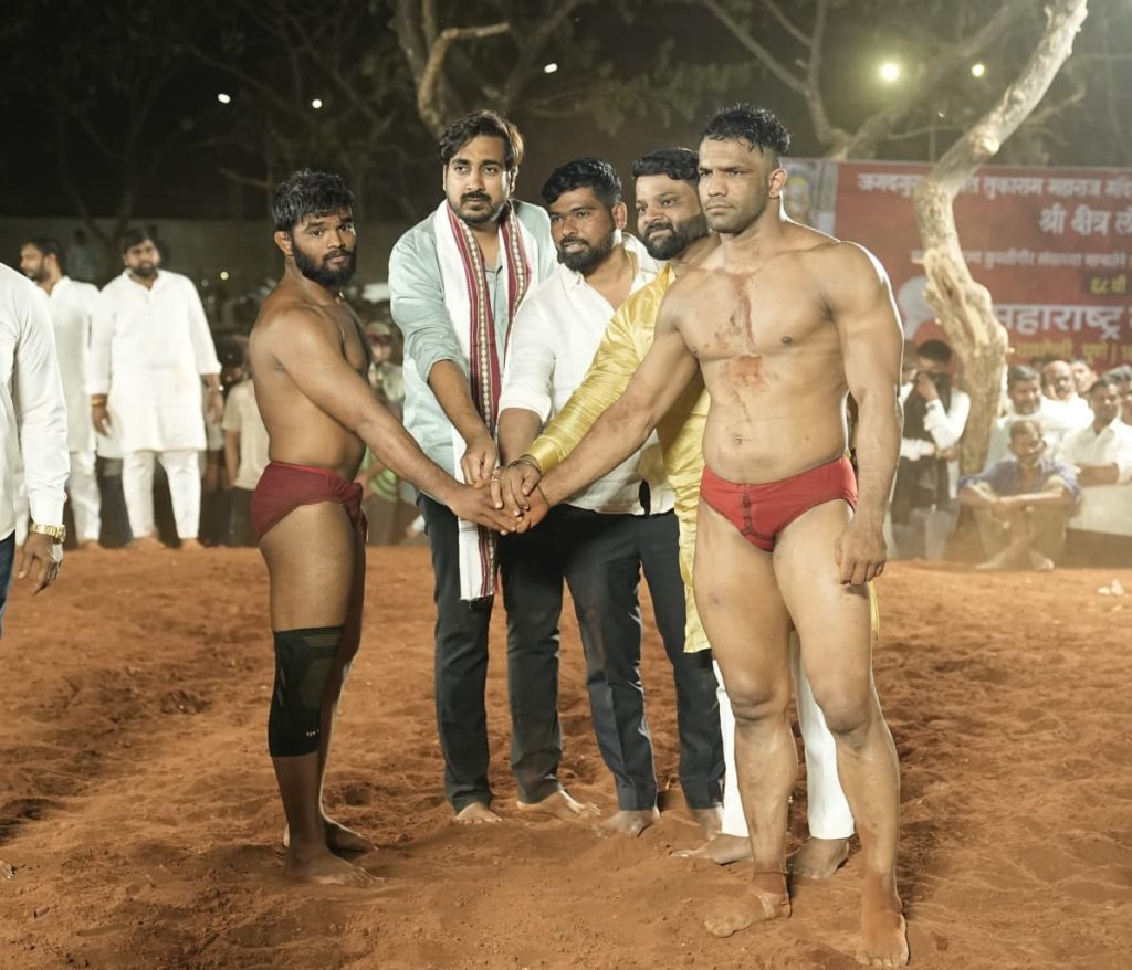 लोहगावात संत तुकाराम महाराज उत्सवानिमित्त जंगी कुस्ती आखाडा