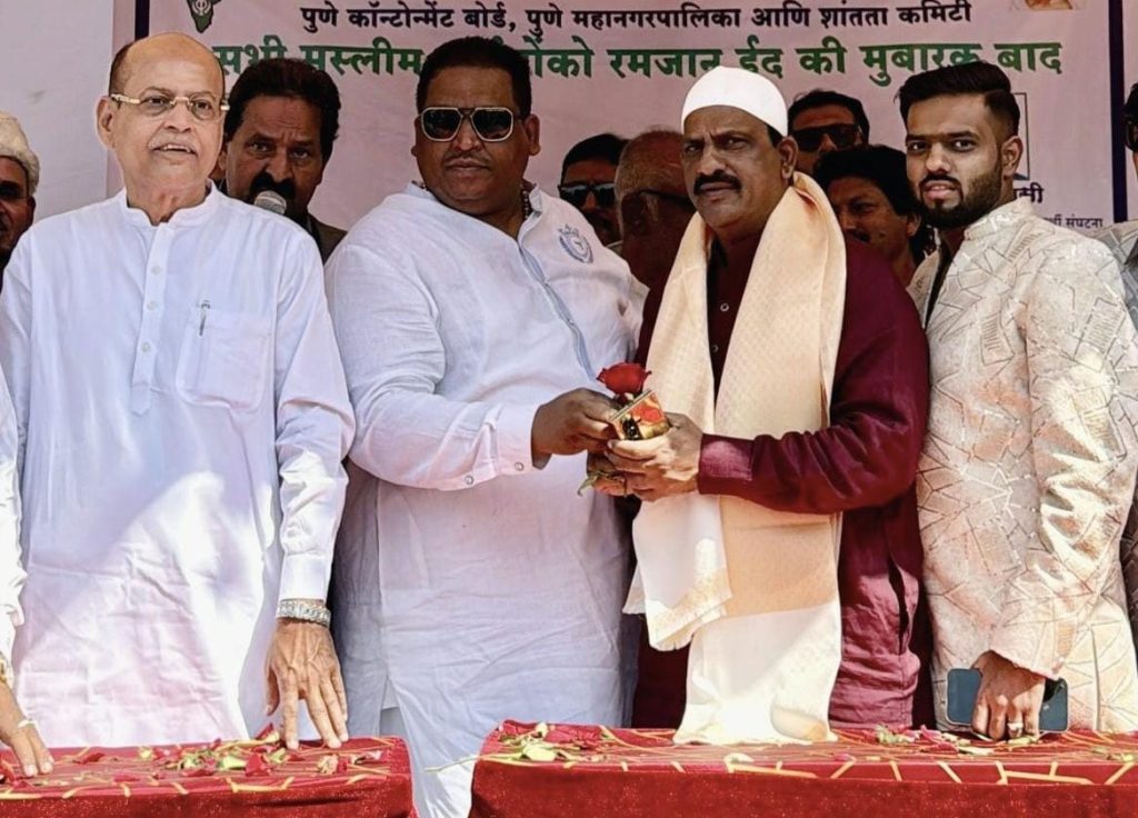 रमजान ईद निमित्त नगरसेवक रफिक शेख यांच्या हस्ते मुस्लिम बांधवांना गुलाब पुष्प देऊन शुभेच्छा दिल्या.