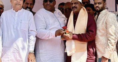 रमजान ईद निमित्त नगरसेवक रफिक शेख यांच्या हस्ते मुस्लिम बांधवांना गुलाब पुष्प देऊन शुभेच्छा दिल्या.