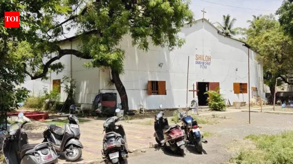 पुणे कॅन्टोन्मेंट बोर्डाने 2006 मध्ये परवानगीशिवाय बांधलेले प्रार्थनागृह नियमित करण्याचे निर्देश चर्चच्या पाद्रींना दिले आहेत.