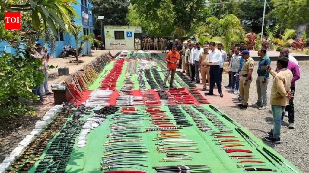 नांदेडमध्ये 4,796 धारदार शस्त्रे जप्त, महाराष्ट्रातील एका दिवसातील सर्वात मोठा शस्त्रसाठा जप्त