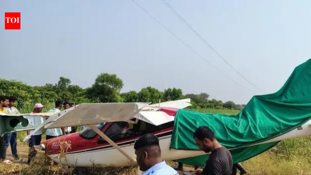 अजित पवार यांचे विमान बारामतीच्या हवाई पट्टीजवळ प्रशिक्षण विमान क्रॅश-लँड झाले