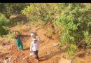 आदिवासी महिला धाडसी डोंगराच्या पायथ्याशी पाण्यात चालत पडण्याचा धोका पत्करतात आदिवासी महिला धाडसी डोंगराच्या पायथ्याशी पाण्यात चालत पडण्याचा धोका पत्करतात