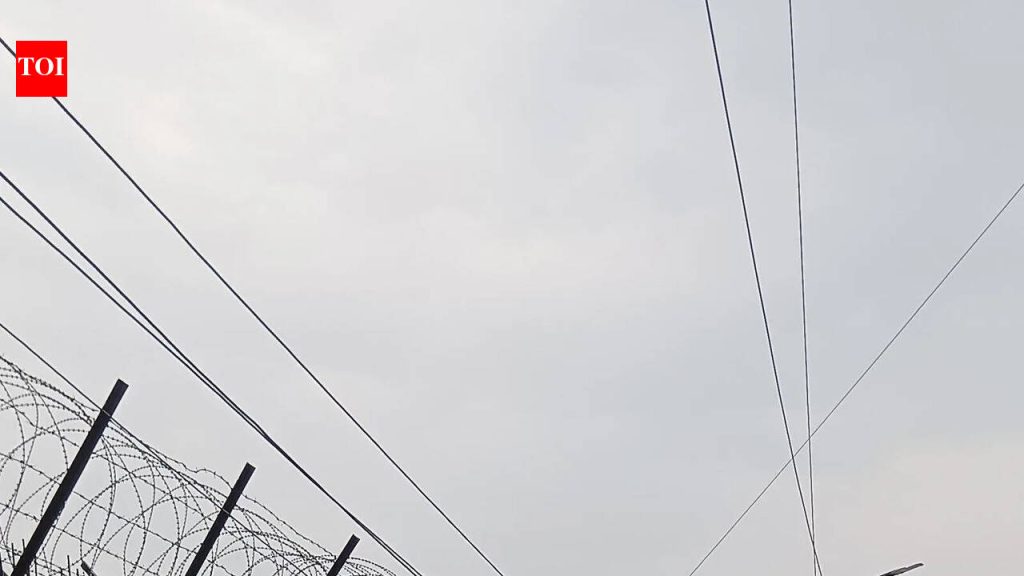 लोहेगाव हवाई तळाजवळ कचरा टाकणाऱ्यांना पक्ष्यांच्या हल्ल्याचा धोका वाढल्याने एफआयआरला सामोरे जावे लागू शकते.