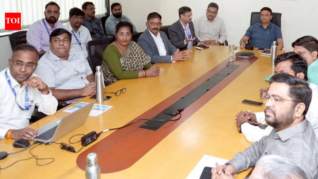 PCMC, MNGL आणि सहकारी विभाग PNG वापराला प्रोत्साहन देण्यासाठी सोसायट्यांच्या प्रतिनिधींची भेट घेतात, इतर मुद्द्यांवर चर्चा करतात