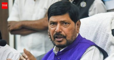 हुच कारखाने कायमस्वरूपी बंद करण्यासाठी कठोर कारवाई करावी : आठवले