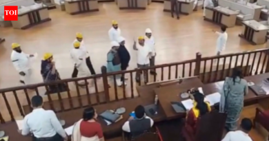 पुणे महापालिकेत विरोधी नगरसेवकांनी सभागृहात हेल्मेट घातले, भाजपची धमकी