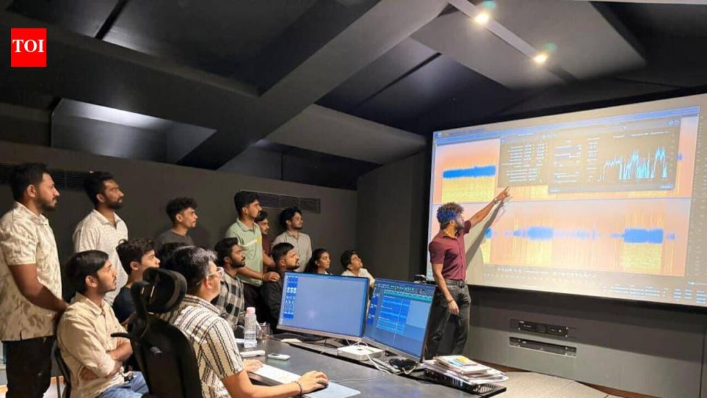 दिग्गज चित्रपट निर्माते ऋत्विक घटक यांच्या सहा चित्रपटांचे पुनर्संचयित आणि इटलीतील चित्रपट महोत्सवात प्रदर्शन