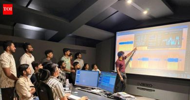 दिग्गज चित्रपट निर्माते ऋत्विक घटक यांच्या सहा चित्रपटांचे पुनर्संचयित आणि इटलीतील चित्रपट महोत्सवात प्रदर्शन