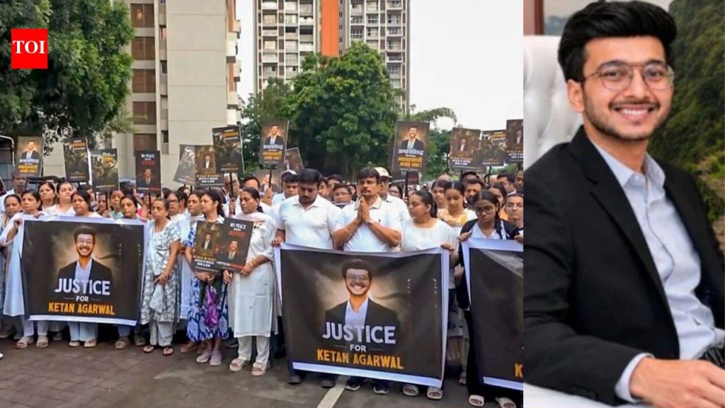 ‘मारेकऱ्यांना फाशीची शिक्षा व्हावी’: केतन अग्रवालच्या कुटुंबीयांसह स्थानिकांचा पुण्यात कँडल मार्च; पहा | पुणे बातम्या