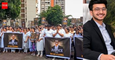 ‘मारेकऱ्यांना फाशीची शिक्षा व्हावी’: केतन अग्रवालच्या कुटुंबीयांसह स्थानिकांचा पुण्यात कँडल मार्च; पहा | पुणे बातम्या
