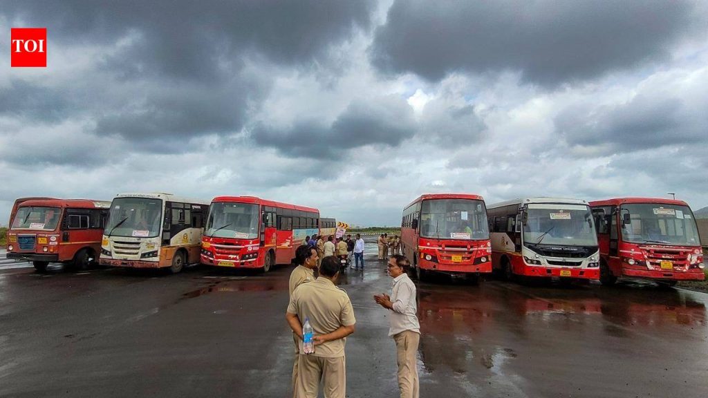 MSRTC वेळापत्रक नाणेफेकीला कारणीभूत आहे कारण पाणी साचणे आणि ठप्प होतात; कॅब चालकांना मोजकेच प्रवासी दिसतात