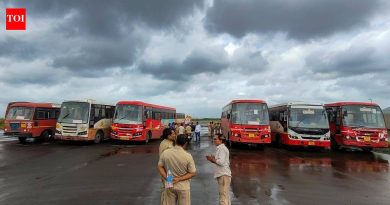 MSRTC वेळापत्रक नाणेफेकीला कारणीभूत आहे कारण पाणी साचणे आणि ठप्प होतात; कॅब चालकांना मोजकेच प्रवासी दिसतात