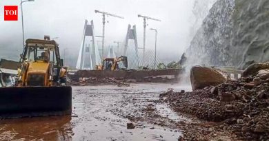 पावसाने महामार्ग, बस आणि रेल्वे रुळांना तडाखा दिल्याने पुण्याचा मुंबईपासून तासनतास संपर्क तुटला