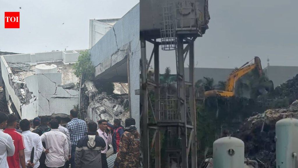 पुण्यात मुसळधार पावसात इमारत कोसळून १६ जण अडकल्याची भीती