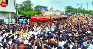 संत तुकाराम महाराज आणि संत ज्ञानेश्वर महाराजांच्या पालख्यांसोबत लाखोंच्या भक्तीभावाने पुण्याचा वेग मंदावला