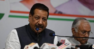 सेनेत फूट पडल्याने राष्ट्रवादीचे पाच ते सहा खासदार चिंताग्रस्त, माजी मुख्यमंत्री पृथ्वीराज चव्हाण म्हणाले | पुणे बातम्या